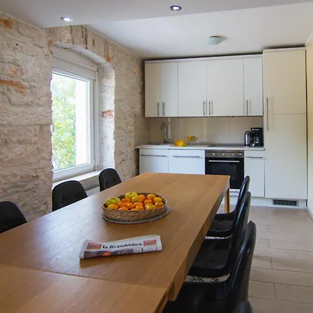 Lungomare Apartman *